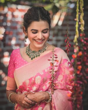 Mitali Mayekar Instagram - Look down and smile, look here no smile, look there and smileeeee….Perfect!😂
📸 @sidchandekar 
Styled by @shivanipatil_ 
Jewels- @pngjewellers 
#weddingseason #playingdressup #sareelove #mitalimayekar