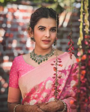 Mitali Mayekar Instagram - Look down and smile, look here no smile, look there and smileeeee….Perfect!😂
📸 @sidchandekar 
Styled by @shivanipatil_ 
Jewels- @pngjewellers 
#weddingseason #playingdressup #sareelove #mitalimayekar
