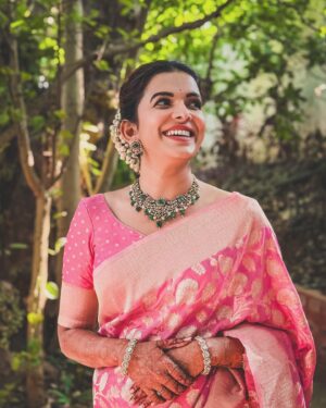Mitali Mayekar Instagram - Look down and smile, look here no smile, look there and smileeeee….Perfect!😂
📸 @sidchandekar 
Styled by @shivanipatil_ 
Jewels- @pngjewellers 
#weddingseason #playingdressup #sareelove #mitalimayekar