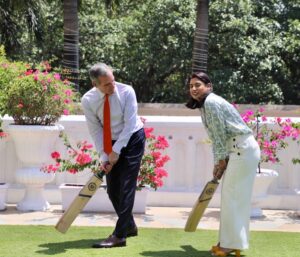 Mithali Raj Instagram - #DYK, @mithaliraj scored a world record 10,868 runs in her 23-year career! Ambassador Eric Garcetti was delighted to meet the former captain of the Indian Women’s National Cricket team and an inspirational advocate for gender equity in sports. #WomenInBlue #AmbExploresIndia