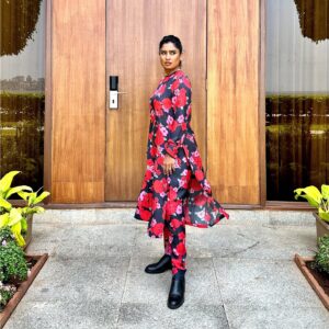 Mithali Raj Instagram - Blooming with style in this floral ensemble. 🌸🌺

Outfit and shoes - @rawmango @zara
Styled and Managed by - @ashimash

#Style #Fashion #OOTD
