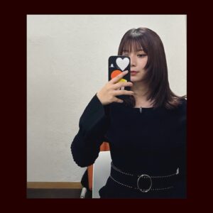 Moka Kamishiraishi Instagram - 髪型を褒めていただいているようで、感謝🫂美容院でのオーダーを聞かれますが、すこしのイメチェンでレイヤーをいれたいです！と言っただけなので、完全に美容師さんのセンスとお力です。いつも勇気をくれるメイクさん、スタイリストさんも同様にそうです。自分だけではセットできないので頭があがりませぬ。。今年もみなさん、じぶんらしさというチャームを大切に、好きな服着て好きな音楽聴いて、たのしい1年にしましょうね🤎