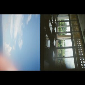 Moka Kamishiraishi Instagram - おはようございます。げんきですか🦤
本日、わたしの大切な映画「366日」が公開となります。
東京と沖縄、ふたつの場所を軸に物語を生きています。一見ラブストーリーにみえますが、実はそれだけでなく、2人というものを超えて、親と子、そしてそのもっと先にあるものを描いた、大きな愛の話です。高校生から母を演じて、ふたつの目では追い切れないほどの愛おしい光景をたくさんみました。

新城監督、赤楚衛二さんをはじめキャストのみなさま、スタッフのみなさま、そしてHYのみなさまに心から感謝しています。この日を迎えられて本当によかった！

やさしい気持ちになれる映画です。どうかみなさまに届きますように。
ハーフのフィルムで残した、愛おしい沖縄の風景の写真をどうぞ。 #366日