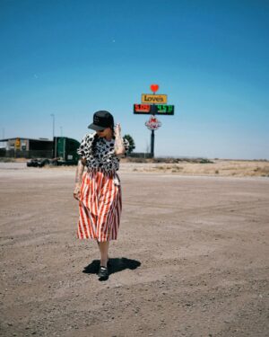 Mon Laferte Instagram - Querido 2024, gracias por todas las cosas buenas que me diste a mi y a mis seres queridos, también gracias por las enseñanzas, hubo dolores de corazón, un par de llantos y locura, pero aprendí mucho.  Este 2025 quiero ser mejor mamá, dejar de fumar, hacer yoga todos los días, hacer el mejor disco de mi vida, escribir muchos poemas, leer más libros, estar más tiempo en casa, ser mejor artista, mas creativa, mejor amiga, mejor pareja, cuidar mejor mis plantitas, preocuparme más por mi mamá, ir a Japón, tocar mejor el piano, aprenderme un poema de memoria, bailar tango, comer saludable, bajar ese par de kilitos que gané al ser mamá, contestarle el wasap a mis amigos, reír más, llorar más, no juzgarme, ser mejor amiga, aprender inglés, hacerme el skincare todos los días, soltar el TOC, bajar la ansiedad, silencio, más silencio, aprender a estar sola, cuidarme y ojalá por fin, aprender a amarme. 
les deseo mucho amor a todos, que este 2025 sea mejor. Adiós mi amor 2024, gracias.