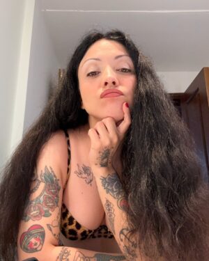 Mon Laferte Instagram - Querido 2024, gracias por todas las cosas buenas que me diste a mi y a mis seres queridos, también gracias por las enseñanzas, hubo dolores de corazón, un par de llantos y locura, pero aprendí mucho.  Este 2025 quiero ser mejor mamá, dejar de fumar, hacer yoga todos los días, hacer el mejor disco de mi vida, escribir muchos poemas, leer más libros, estar más tiempo en casa, ser mejor artista, mas creativa, mejor amiga, mejor pareja, cuidar mejor mis plantitas, preocuparme más por mi mamá, ir a Japón, tocar mejor el piano, aprenderme un poema de memoria, bailar tango, comer saludable, bajar ese par de kilitos que gané al ser mamá, contestarle el wasap a mis amigos, reír más, llorar más, no juzgarme, ser mejor amiga, aprender inglés, hacerme el skincare todos los días, soltar el TOC, bajar la ansiedad, silencio, más silencio, aprender a estar sola, cuidarme y ojalá por fin, aprender a amarme. 
les deseo mucho amor a todos, que este 2025 sea mejor. Adiós mi amor 2024, gracias.