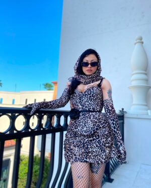 Mon Laferte Instagram - Querido 2024, gracias por todas las cosas buenas que me diste a mi y a mis seres queridos, también gracias por las enseñanzas, hubo dolores de corazón, un par de llantos y locura, pero aprendí mucho.  Este 2025 quiero ser mejor mamá, dejar de fumar, hacer yoga todos los días, hacer el mejor disco de mi vida, escribir muchos poemas, leer más libros, estar más tiempo en casa, ser mejor artista, mas creativa, mejor amiga, mejor pareja, cuidar mejor mis plantitas, preocuparme más por mi mamá, ir a Japón, tocar mejor el piano, aprenderme un poema de memoria, bailar tango, comer saludable, bajar ese par de kilitos que gané al ser mamá, contestarle el wasap a mis amigos, reír más, llorar más, no juzgarme, ser mejor amiga, aprender inglés, hacerme el skincare todos los días, soltar el TOC, bajar la ansiedad, silencio, más silencio, aprender a estar sola, cuidarme y ojalá por fin, aprender a amarme. 
les deseo mucho amor a todos, que este 2025 sea mejor. Adiós mi amor 2024, gracias.