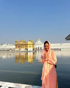 Mona Singh Instagram - Blessed ♥️♥️#waheguruji #amritsar #family #niece #sister #insta #instagood #winters #2024