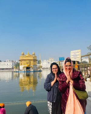Mona Singh Instagram - Blessed ♥️♥️#waheguruji #amritsar #family #niece #sister #insta #instagood #winters #2024