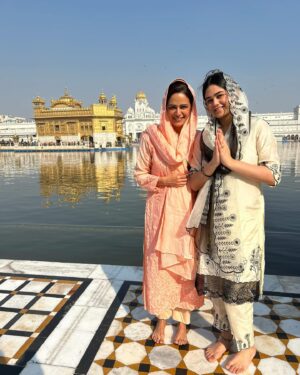 Mona Singh Instagram - Blessed ♥️♥️#waheguruji #amritsar #family #niece #sister #insta #instagood #winters #2024