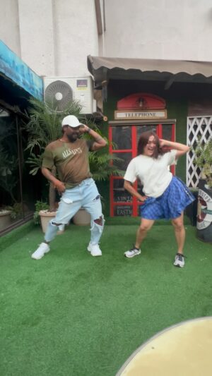 Monali Thakur Instagram - Our first Reel together Yaaayyieee!! Happppyyy Diwali people!!!😍🤍🪔🙏🏻🧚🏻‍♀️🌸… Happy dancing on #haalohaalo ..
.
.
#diwali #monalithakur #newsong #remodsouza #dancereels #happiness #goodvibes