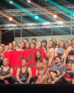 Monserrat Torrent Instagram - Qué hermoso es ser parte de iniciativas tan lindas y geniuinas como el Encuentro Nacional de Pole & Dance 😃🙌🏻💕 Una gran gala que reúne a escuelas de Pole Dance de todo Chile, con el fin de promover y potenciar esta preciosa disciplina y lo más importante, haciéndolo desde la unión, el apoyo y el amor que cada uno de los artistas e instructores ponen en este deporte. Qué bonito es ver a tantas escuelas unidas 😃

Gracias a los más secos organizadores @invictvspolesportdancestudio @rickii_pole @felipemendozap por confiar en mí y permitirme estar sobre este mágico escenario una vez más ✨ Gracias por luchar por la unión del Pole en Chile, por ser tan generosos, por seguir siendo los referentes e inspiradores para muchas y muchos y por siempre ser los profesionales más dedicados y mejores personas 💕 Se les admira un montón!!!

Gracias por tanto!!! 

📸 @paloma.pole gracias por las fotitos

Gracias como siempre también a mi @nicobarrios por estar en cada momento ❤️ 

#poledance #poledancer #pole #poleart