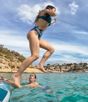 Monserrat Torrent Instagram - ☀️Esta tarde de Sábado en @sabingochv desde la Isla de Mallorca 🏖️ Playa, aguas turquesa, naturaleza mágica, arquitectura histórica, rica comida, ambiente de relajo, aventuras y mucho más!!! Los esperamos 😀

#europe #trip #vacaciones #summer #viajes #instadaily #instalike