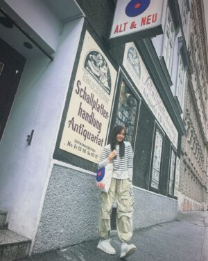 Moon Lau Instagram - 2025.01.02
上一年 很感恩
到了很多不同的地方工作 遇上很多美麗的人和事
途中 好像多了很多想做的事 風景變得愈來愈豐富
愈看書 愈覺看得不夠 知得多 愈覺知得不夠
不至於很急切達到什麼目標 但基礎的建設穩固了不少
也許不知道下一年的今天 我會在什麼地方
但我知道我會一直學習 一直走
抱緊我一直相信的價值和信念
真誠 謙卑而感恩的努力奮鬥
感恩 感謝 伴我同行的你們
新一年 請多多指教♥️