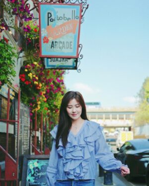 Moon Lau Instagram - 2025.01.02
上一年 很感恩
到了很多不同的地方工作 遇上很多美麗的人和事
途中 好像多了很多想做的事 風景變得愈來愈豐富
愈看書 愈覺看得不夠 知得多 愈覺知得不夠
不至於很急切達到什麼目標 但基礎的建設穩固了不少
也許不知道下一年的今天 我會在什麼地方
但我知道我會一直學習 一直走
抱緊我一直相信的價值和信念
真誠 謙卑而感恩的努力奮鬥
感恩 感謝 伴我同行的你們
新一年 請多多指教♥️