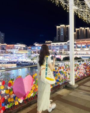 Moon Lau Instagram - 2025.01.02
上一年 很感恩
到了很多不同的地方工作 遇上很多美麗的人和事
途中 好像多了很多想做的事 風景變得愈來愈豐富
愈看書 愈覺看得不夠 知得多 愈覺知得不夠
不至於很急切達到什麼目標 但基礎的建設穩固了不少
也許不知道下一年的今天 我會在什麼地方
但我知道我會一直學習 一直走
抱緊我一直相信的價值和信念
真誠 謙卑而感恩的努力奮鬥
感恩 感謝 伴我同行的你們
新一年 請多多指教♥️