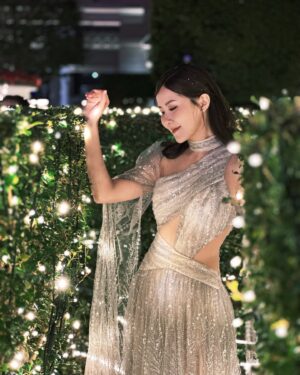 Moon Lau Instagram - 2025.01.02
上一年 很感恩
到了很多不同的地方工作 遇上很多美麗的人和事
途中 好像多了很多想做的事 風景變得愈來愈豐富
愈看書 愈覺看得不夠 知得多 愈覺知得不夠
不至於很急切達到什麼目標 但基礎的建設穩固了不少
也許不知道下一年的今天 我會在什麼地方
但我知道我會一直學習 一直走
抱緊我一直相信的價值和信念
真誠 謙卑而感恩的努力奮鬥
感恩 感謝 伴我同行的你們
新一年 請多多指教♥️