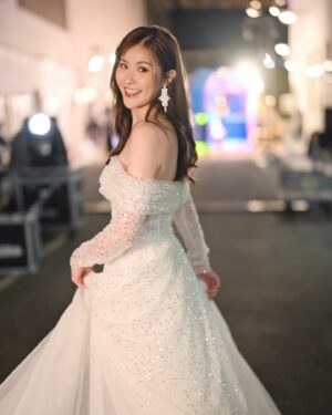 Moon Lau Instagram - 2024.11.19
感恩♥️ 又一年台慶
2013到今天，依然自我
跟隨著自己的心，一步一步走
我會繼續緊抱著自信和勇氣
謙卑而強韌的 帶著微笑去面對所有

感謝一直和我一起奮鬥和努力的同事朋友們
感謝一直支持我 為我加油的粉絲小星星們
感謝一直愛我的你們♥️

期待下一年的劇集
期待更好的 我

photo by @flowerspaceproduction @tonyleung823 
makeup by @angelashum @angelashummakeup 
assist by @mattlau_makeup 
hair by @josephairhk 
styling by @cathcheung 
gown: @armonia_bridal @somethingborrowedbridal_hk 
accessories: @apmmonaco 
heels: @shiatzychen 
n
my love @ydolemw