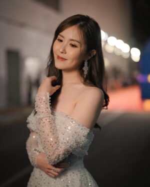 Moon Lau Instagram - 2024.11.19
感恩♥️ 又一年台慶
2013到今天，依然自我
跟隨著自己的心，一步一步走
我會繼續緊抱著自信和勇氣
謙卑而強韌的 帶著微笑去面對所有

感謝一直和我一起奮鬥和努力的同事朋友們
感謝一直支持我 為我加油的粉絲小星星們
感謝一直愛我的你們♥️

期待下一年的劇集
期待更好的 我

photo by @flowerspaceproduction @tonyleung823 
makeup by @angelashum @angelashummakeup 
assist by @mattlau_makeup 
hair by @josephairhk 
styling by @cathcheung 
gown: @armonia_bridal @somethingborrowedbridal_hk 
accessories: @apmmonaco 
heels: @shiatzychen 
n
my love @ydolemw