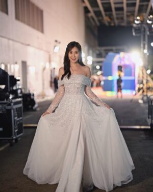 Moon Lau Instagram - 2024.11.19
感恩♥️ 又一年台慶
2013到今天，依然自我
跟隨著自己的心，一步一步走
我會繼續緊抱著自信和勇氣
謙卑而強韌的 帶著微笑去面對所有

感謝一直和我一起奮鬥和努力的同事朋友們
感謝一直支持我 為我加油的粉絲小星星們
感謝一直愛我的你們♥️

期待下一年的劇集
期待更好的 我

photo by @flowerspaceproduction @tonyleung823 
makeup by @angelashum @angelashummakeup 
assist by @mattlau_makeup 
hair by @josephairhk 
styling by @cathcheung 
gown: @armonia_bridal @somethingborrowedbridal_hk 
accessories: @apmmonaco 
heels: @shiatzychen 
n
my love @ydolemw
