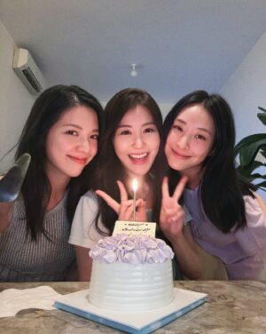 Moon Lau Instagram - 陳瀅係超叻叻大廚，咁我哋上次就無騷擾佢，
全程就負責食😂😂😂
今次呢，犀利啦，我哋有幫手整薯仔波波🤪
結果…………………
超好食😍😍😍😋😋😋😂😂😂😂😂
所以呢，下次我覺得我哋可以負責多啲嘢
例如…………………
切菜😎
@missjni @herachann

#這是攝於9月頭的貼心預祝♥️♥️♥️
