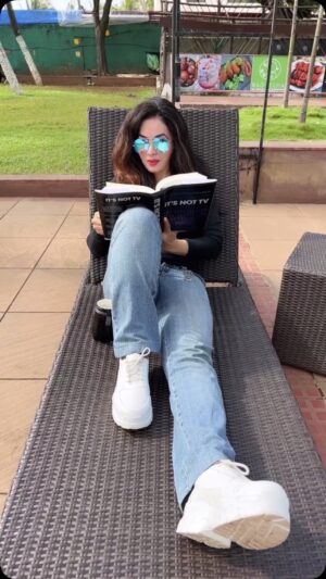 Mrinal Deshraj Instagram - A READER LIVES A THOUSAND LIVES BEFORE SHE DIES ♥️ 
:
My favourite memory from a recent staycation is lounging by the pool reading Philip Pullman’s “The Amber Spyglass”❤️
:
#reading #staycation #chilling #favourite #mreenaldeshraj #mreedaazle ❤️