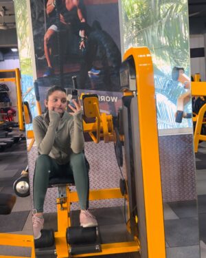 Mrinal Navell Instagram - Mai aur mere gym ka aaina,
Ek chhota sa afsaana ye bhi hai. 🤍
.
.
.
.
#workout #love #insta #mrinalnavell #fitnessmotivation #gym 
(Insta, gym, workout, motivation, trending)