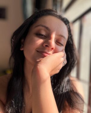 Mrinal Navell Instagram - Aaj phir jaldi uthne ki gustakhi hogyi. 🙂‍↔️
Geeta Dutt ruling my morning mood! 
#goodmorning
#nofilter 
.
.
.
.
.

.

#insta #instagood #love #art #photography #mrinalnavell #ootd #photography #photooftheday #fyp #morning #instafashion #ootd 
Trending, fyp, insta, photoshoot, photography, actor, mumbai