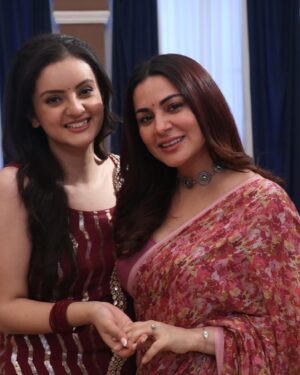 Mrinal Navell Instagram - A beautiful end to another amazing journey. 
No words can describe how enchanting my time here has been. 
Its already overwhelming to think of not going to The Luthra Mansion everday which did become our second home. 
I would like to thank @balajitelefilmslimited @ektarkapoor for this life changing opportunity. 🤍
Truly grateful to be a part of such a great legacy🤍
The captain of our ship, @sahil.sharma540 sir and the entire direction team, it was undoubtedly a great learning to work under your guidance and direction. Kavya Beta is going to miss all the fun. 🤍
My lovely co-actors, you all know how much I adore all the love, respect, guidance and of course the pampering I’ve got from you guys. Will miss you all. 🤍
Our creative team, the entire crew, our backbone, hats off to you. Love🤍
And last but not the least, my beloved fam jam, thank you for showering so much love and blessings on Kavya Luthra. Trust me it was a pleasure being her. 🎀
Chalo bhyi, ijazat do abhi ke liye, mamla senti ho raha hai. ❤️
#kundalibhagya 
@zeetv 
#kavyaluthra 
#love
