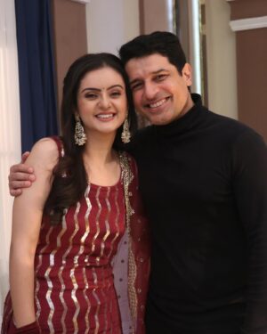 Mrinal Navell Instagram - A beautiful end to another amazing journey. 
No words can describe how enchanting my time here has been. 
Its already overwhelming to think of not going to The Luthra Mansion everday which did become our second home. 
I would like to thank @balajitelefilmslimited @ektarkapoor for this life changing opportunity. 🤍
Truly grateful to be a part of such a great legacy🤍
The captain of our ship, @sahil.sharma540 sir and the entire direction team, it was undoubtedly a great learning to work under your guidance and direction. Kavya Beta is going to miss all the fun. 🤍
My lovely co-actors, you all know how much I adore all the love, respect, guidance and of course the pampering I’ve got from you guys. Will miss you all. 🤍
Our creative team, the entire crew, our backbone, hats off to you. Love🤍
And last but not the least, my beloved fam jam, thank you for showering so much love and blessings on Kavya Luthra. Trust me it was a pleasure being her. 🎀
Chalo bhyi, ijazat do abhi ke liye, mamla senti ho raha hai. ❤️
#kundalibhagya 
@zeetv 
#kavyaluthra 
#love
