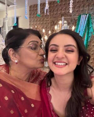 Mrinal Navell Instagram - A beautiful end to another amazing journey. 
No words can describe how enchanting my time here has been. 
Its already overwhelming to think of not going to The Luthra Mansion everday which did become our second home. 
I would like to thank @balajitelefilmslimited @ektarkapoor for this life changing opportunity. 🤍
Truly grateful to be a part of such a great legacy🤍
The captain of our ship, @sahil.sharma540 sir and the entire direction team, it was undoubtedly a great learning to work under your guidance and direction. Kavya Beta is going to miss all the fun. 🤍
My lovely co-actors, you all know how much I adore all the love, respect, guidance and of course the pampering I’ve got from you guys. Will miss you all. 🤍
Our creative team, the entire crew, our backbone, hats off to you. Love🤍
And last but not the least, my beloved fam jam, thank you for showering so much love and blessings on Kavya Luthra. Trust me it was a pleasure being her. 🎀
Chalo bhyi, ijazat do abhi ke liye, mamla senti ho raha hai. ❤️
#kundalibhagya 
@zeetv 
#kavyaluthra 
#love