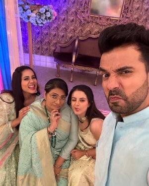 Mrinal Navell Instagram - A beautiful end to another amazing journey. 
No words can describe how enchanting my time here has been. 
Its already overwhelming to think of not going to The Luthra Mansion everday which did become our second home. 
I would like to thank @balajitelefilmslimited @ektarkapoor for this life changing opportunity. 🤍
Truly grateful to be a part of such a great legacy🤍
The captain of our ship, @sahil.sharma540 sir and the entire direction team, it was undoubtedly a great learning to work under your guidance and direction. Kavya Beta is going to miss all the fun. 🤍
My lovely co-actors, you all know how much I adore all the love, respect, guidance and of course the pampering I’ve got from you guys. Will miss you all. 🤍
Our creative team, the entire crew, our backbone, hats off to you. Love🤍
And last but not the least, my beloved fam jam, thank you for showering so much love and blessings on Kavya Luthra. Trust me it was a pleasure being her. 🎀
Chalo bhyi, ijazat do abhi ke liye, mamla senti ho raha hai. ❤️
#kundalibhagya 
@zeetv 
#kavyaluthra 
#love