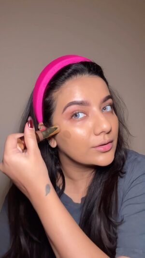 Mrunal Panchal Instagram - New day new eyeshadow combo 🎀
.
.
Primer @maybelline 
Foundation tint @maybelline 
Bronzer @toofaced 
Blush ???? 🫢
Concealer @toofaced 
Setting powder @hudabeauty @charlottetilbury 
Highlighter @patricktabeauty 
Lip gloss @gisou
Lashes @tatti_lashes