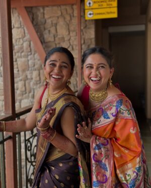 Mrunmayee Deshpande Instagram - All smiles! 
@gautamideshpandeofficial @swapnilrao11 @nishantdeshpande11 @swanandtendulkar @nishantpvt3