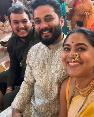 Mrunmayee Deshpande Instagram - All smiles! 
@gautamideshpandeofficial @swapnilrao11 @nishantdeshpande11 @swanandtendulkar @nishantpvt3