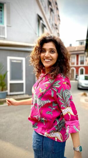 Mukta Barve Instagram - If you want to be happy, just be ! 🤟🏼💖 

#pursuitofhappiness #happinessisachoice #happinessis #purehappiness #instahappiness #spreadhappiness #365daysofhappiness #happinessoverload #truehappiness #healthandhappiness #happinessproject #loveandhappiness #happinessishomemade #peacelovehappiness #happinesss #cool #muktabarve #vibe