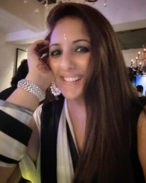 Munisha Khatwani Instagram - Get the inside right .. the outside will fall into place 🩷 the many moods of MK ❤️🧡 festive vibes .. all about last night 🩷