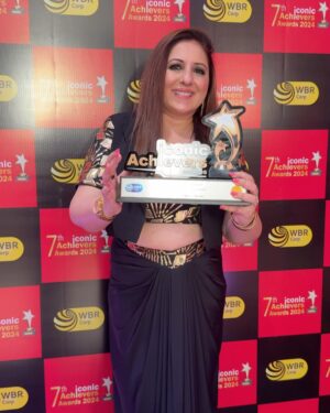 Munisha Khatwani Instagram - Thank you so much Iconic Achievers Awards for the honour of being India’s best Tarot card reader 2024 .. what a way to end the year 🩷 thank you @aashimgulati for being so gracious on stage and presenting me the award 🙏🩷 with the blessings of mommy always @khatwanishirley @sameernthakur 🩷