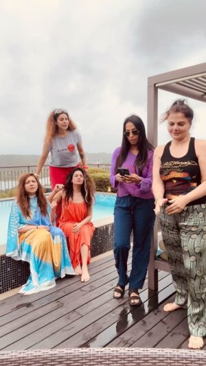 Munisha Khatwani Instagram - I miss my #krazykats and though I get to see @saraarfeenkhan everyday in #biggboss18 I don’t get to see the rest of the gang. Someone call me or FaceTime me. Idiots. But love you all. Can’t wait to see you ❤️❤️❤️ @munishakhatwani @tannazirani_ @deepshikha.nagpal #kashmerashah #kashmirashah #kash #munishakhatwani #tanaazirani #deepahikhanagpal #saraarfeenkhan