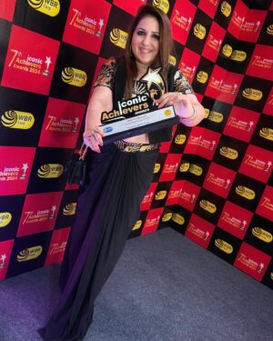 Munisha Khatwani Instagram - Thank you so much Iconic Achievers Awards for the honour of being India’s best Tarot card reader 2024 .. what a way to end the year 🩷 thank you @aashimgulati for being so gracious on stage and presenting me the award 🙏🩷 with the blessings of mommy always @khatwanishirley @sameernthakur 🩷