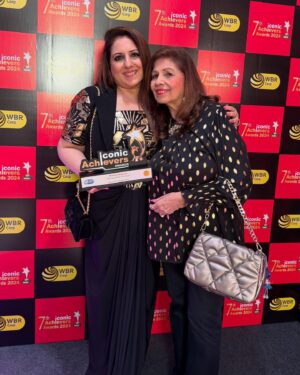 Munisha Khatwani Instagram - Thank you so much Iconic Achievers Awards for the honour of being India’s best Tarot card reader 2024 .. what a way to end the year 🩷 thank you @aashimgulati for being so gracious on stage and presenting me the award 🙏🩷 with the blessings of mommy always @khatwanishirley @sameernthakur 🩷