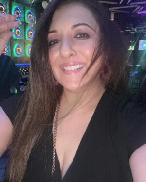 Munisha Khatwani Instagram - You cannot heal in the same environment where you got sick.. Monday vibes 🩷
