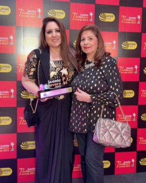 Munisha Khatwani Instagram - Thank you so much Iconic Achievers Awards for the honour of being India’s best Tarot card reader 2024 .. what a way to end the year 🩷 thank you @aashimgulati for being so gracious on stage and presenting me the award 🙏🩷 with the blessings of mommy always @khatwanishirley @sameernthakur 🩷