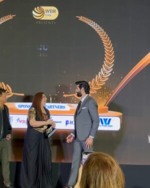 Munisha Khatwani Instagram - Thank you so much Iconic Achievers Awards for the honour of being India’s best Tarot card reader 2024 .. what a way to end the year 🩷 thank you @aashimgulati for being so gracious on stage and presenting me the award 🙏🩷 with the blessings of mommy always @khatwanishirley @sameernthakur 🩷