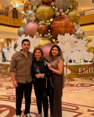 Munisha Khatwani Instagram - Happy bday to the best mum in the world .. m so privileged to have a wonderful mum like you .. hope you are enjoying Abu Dhabi and Dubai .. stay blessed love you tons @khatwanishirley @nikki_kuck @sohalk 🩷🩷