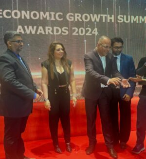 Munisha Khatwani Instagram - Thank you so much National Economic Growth Summit Awards for the honour .. Best Tarot Card Reader 2024 🩷🥰 thank you always @teamgolecha @golechaprashant 🩷🙏 special thanks @faizan.bollywood