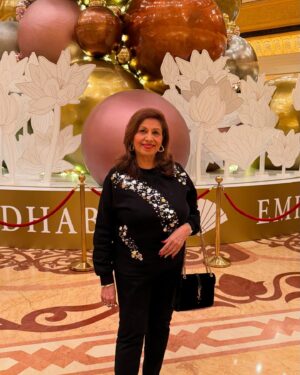 Munisha Khatwani Instagram - Happy bday to the best mum in the world .. m so privileged to have a wonderful mum like you .. hope you are enjoying Abu Dhabi and Dubai .. stay blessed love you tons @khatwanishirley @nikki_kuck @sohalk 🩷🩷