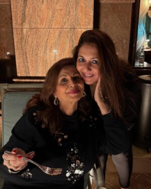 Munisha Khatwani Instagram - Happy bday to the best mum in the world .. m so privileged to have a wonderful mum like you .. hope you are enjoying Abu Dhabi and Dubai .. stay blessed love you tons @khatwanishirley @nikki_kuck @sohalk 🩷🩷