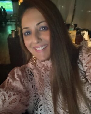 Munisha Khatwani Instagram - It’s called “ORIGINALITY “ .. you should try it sometime 🩷 for all those who copy me and my style of readings 😜 #tarot#readings#copycat  Skin glow @yavanaaestheticclinic @dr_madhuriagarwal always 🩷