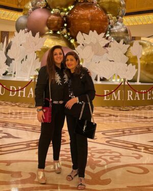Munisha Khatwani Instagram - Happy bday to the best mum in the world .. m so privileged to have a wonderful mum like you .. hope you are enjoying Abu Dhabi and Dubai .. stay blessed love you tons @khatwanishirley @nikki_kuck @sohalk 🩷🩷