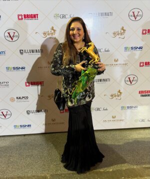 Munisha Khatwani Instagram - And this is how we end the year ! Got awarded as India’s best tarot card reader at the aaj ka Karamveer award .. was honoured by shri dharamveer Prajapati .. Minister .. Govt of Uttar Pradesh .. special thanks @faizan.bollywood 🩷 thank you for the honour .. although I tripped while going on stage .. that is life 🩷 💍 @glitteratijewelsuk